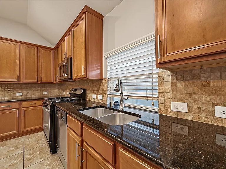 28207 Chalet Park Dr — Photo 15