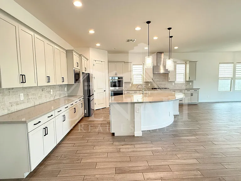 1447 E Flower St — Photo 11