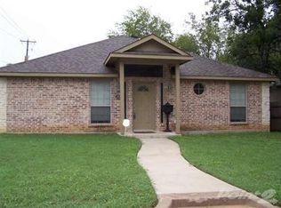 724 W Chambers St, Cleburne, TX 76033