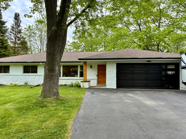 W150N7132 Country Ln, Menomonee Falls, WI 53051