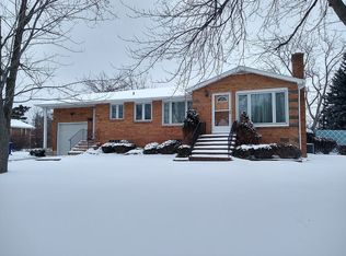 306 Oakwood Dr, Williamsville, NY 14221