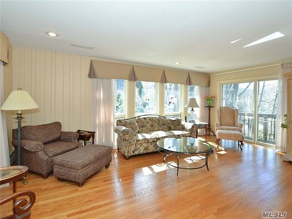 3rd image of 35 Bay Dr W