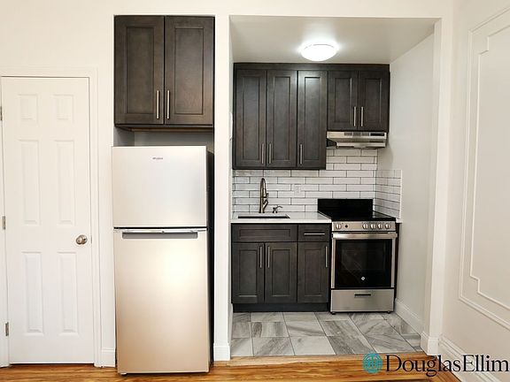 4th image of 469 Myrtle Ave #2