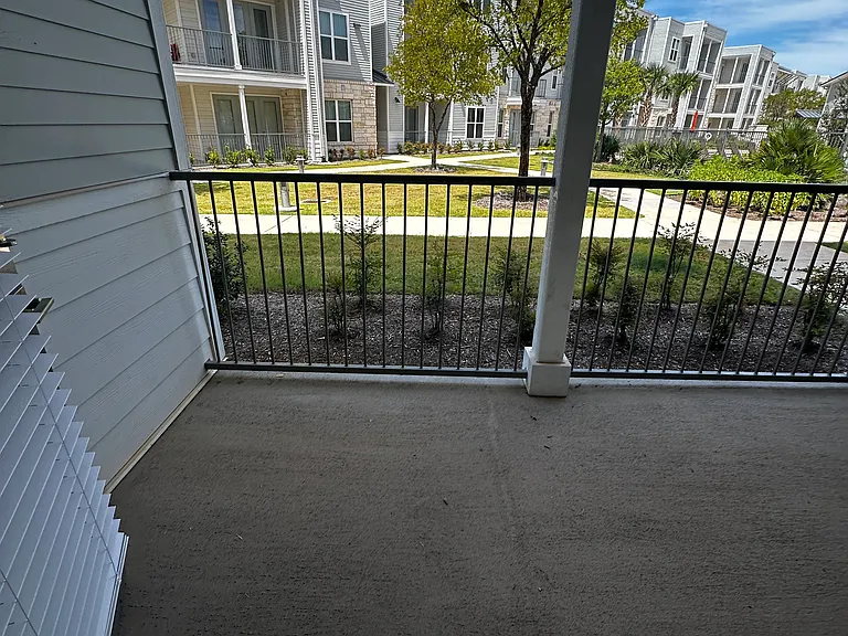 Word Pkwy — Photo 29