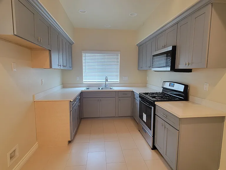632 E Grand Ave — Photo 5