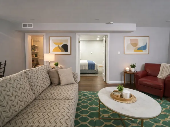 (undisclosed Address), Oak Park, IL 60302