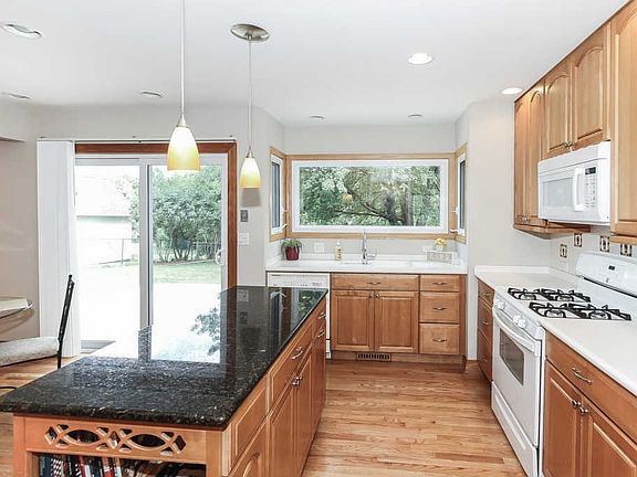 2nd image of 208 Grovenor Dr