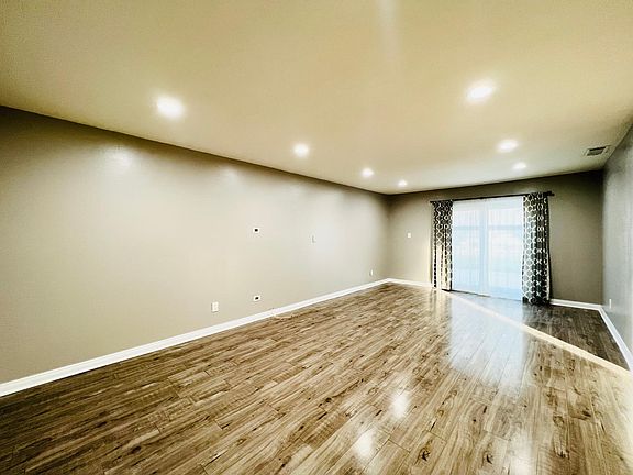 3rd image of 824 N San Diego Ave