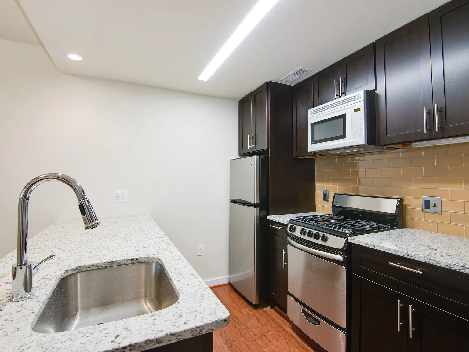 1430 W — Photo 1