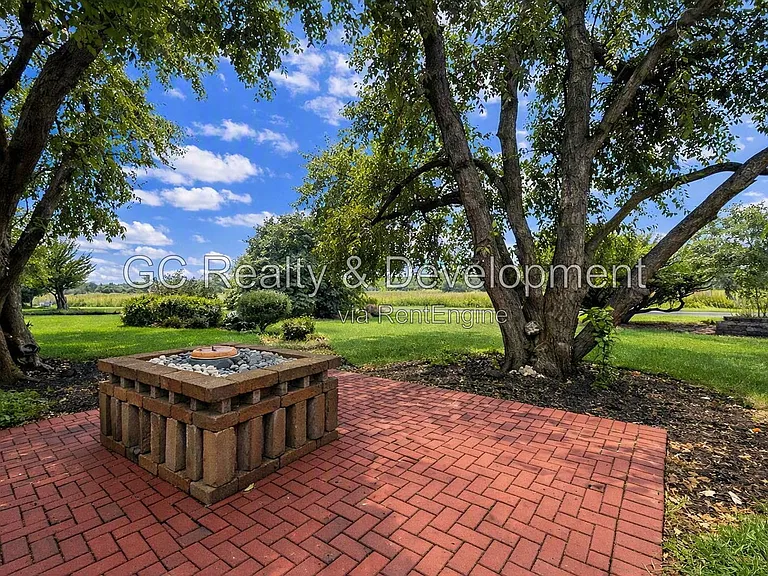 882 Clarendon Ln — Photo 42