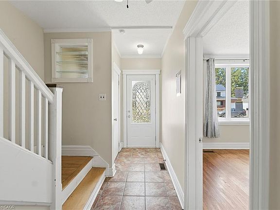 3rd image of 555 Smerdon St