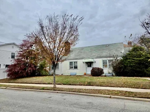 372 Jackson Avenue, Mineola, NY 11501