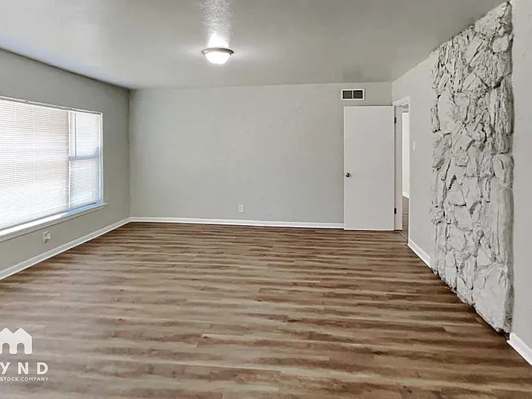 724 Stuckert Dr — Photo 17