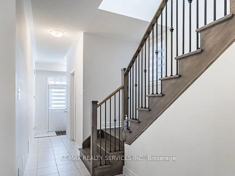 17 Overstone Rd E — Photo 3