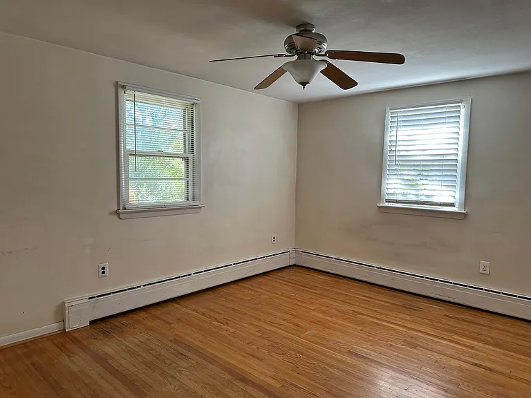 546 Burnside Ave — Photo 14