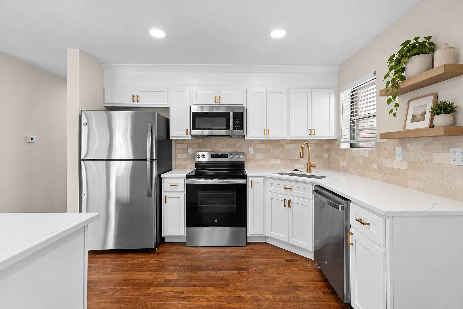 3 bed, 1.5 bath, 1800 sqft, $2,100 — Photo 3