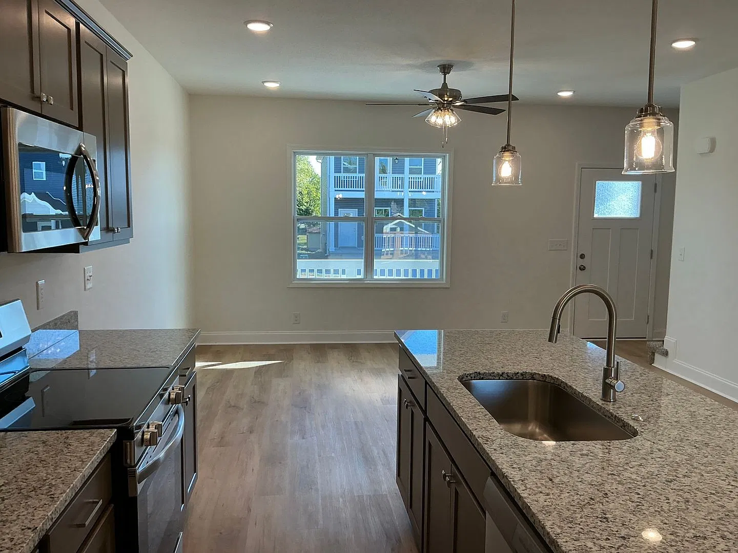3 bed, 2.5 bath, 1372 sqft, $1,595 — Photo 2