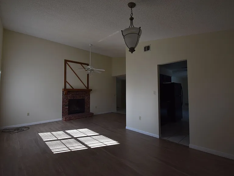 1039 Branchwood Dr — Photo 3