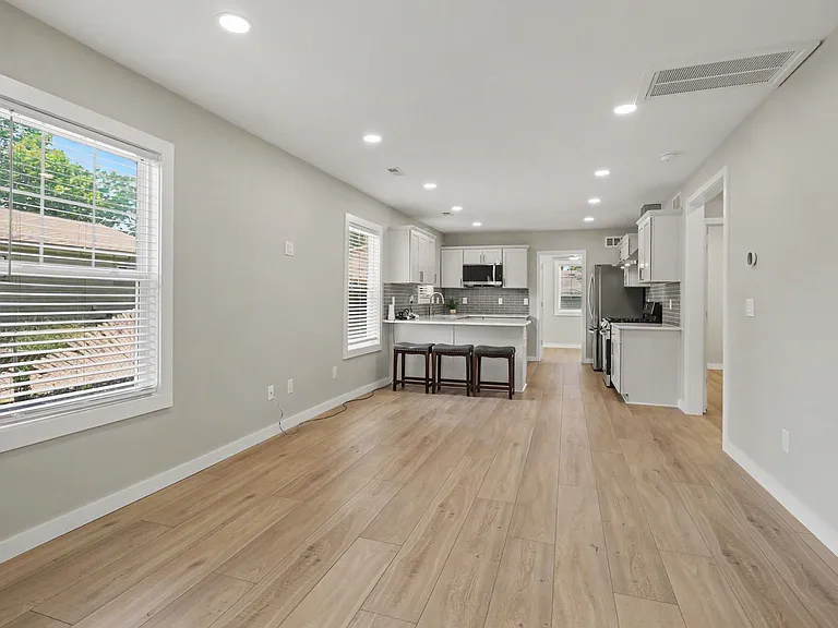319 Dunham St — Photo 5