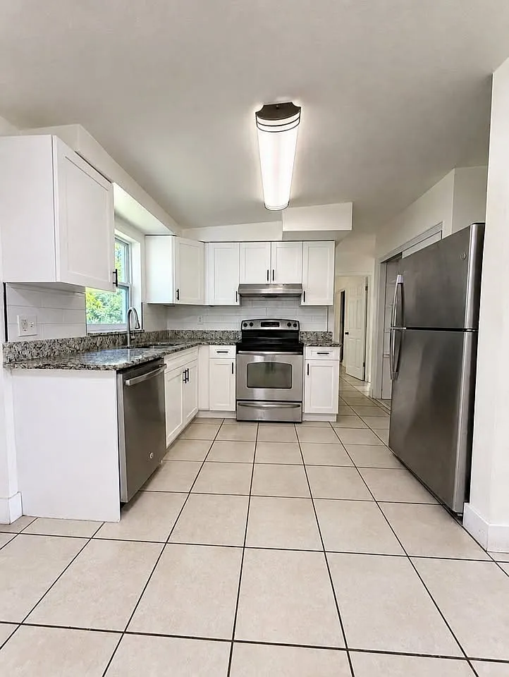3 bed, 908 sqft, $1,650 — Photo 2