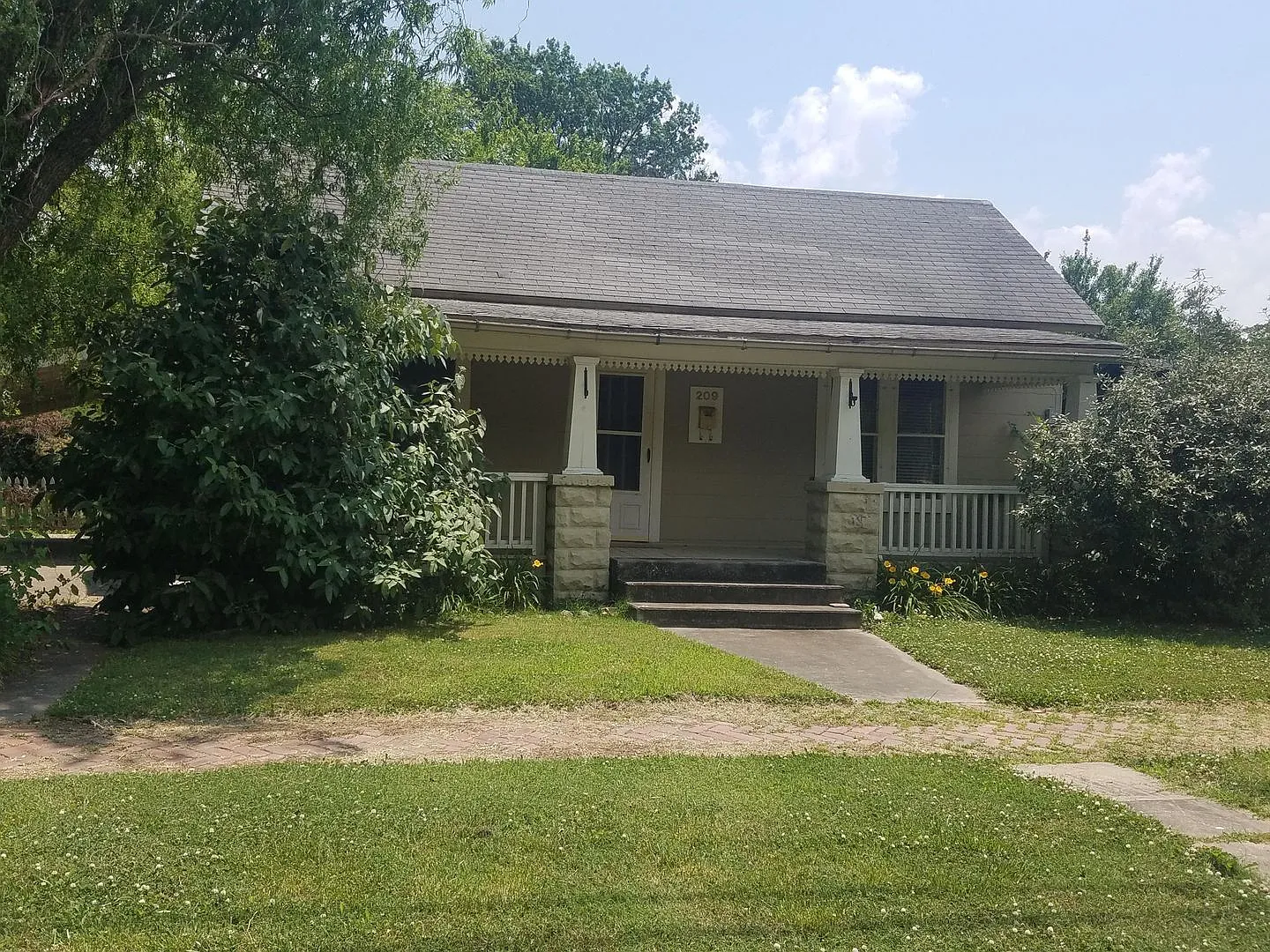 Nice 2 bedroom 1 bath Home with carport. — Photo 1