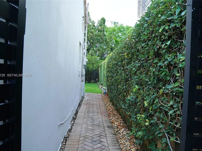 2338 SW 11th St — Photo 55