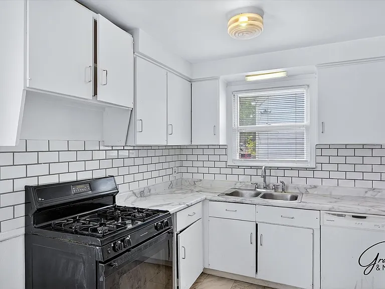 20410 Five Points St — Photo 10