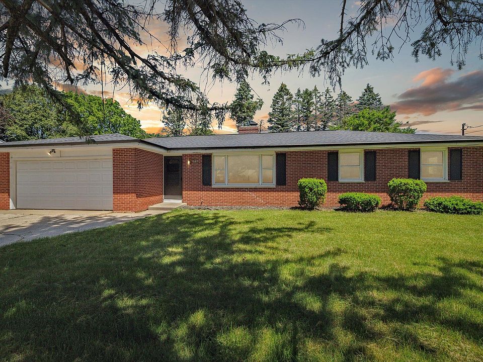 1st image of 2420 Rosewood Ave