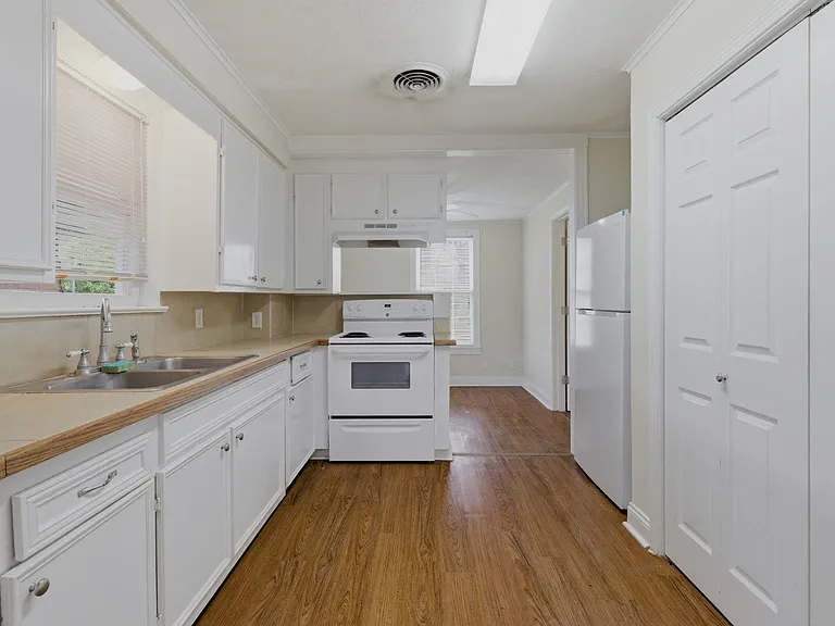 146 Lucille St — Photo 3