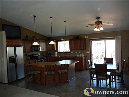 Open floor plan - kitchen and dining areas