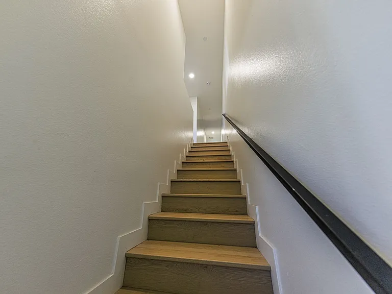 1652 Murchison St — Photo 41