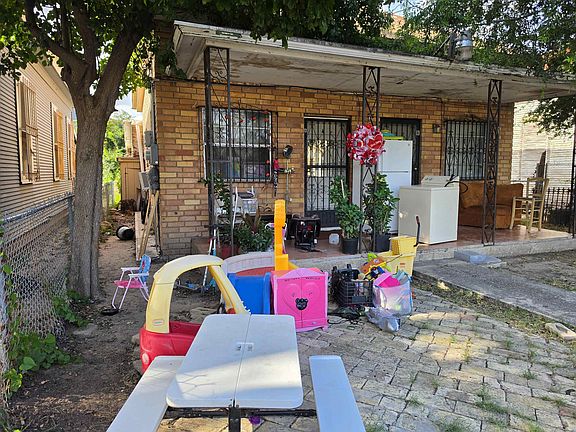 3rd image of 2012 Matamoros St