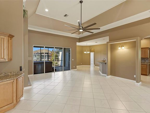 5th image of 2431 Waller Rd