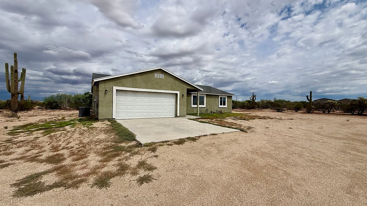 3 bed, 2.0 bath, 1488 sqft, $2,100 — Photo 3