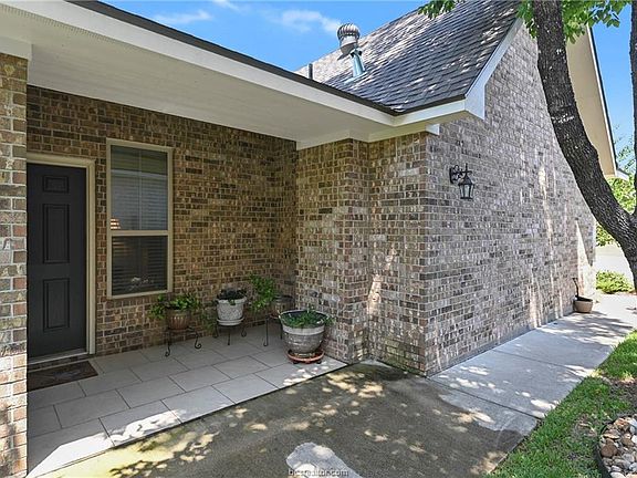 4th image of 1726 Twin Pond Cir