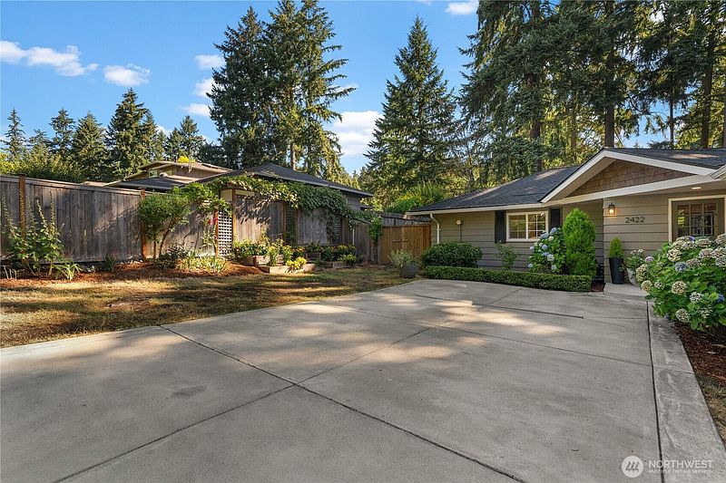 3rd image of 2422 126th Avenue NE