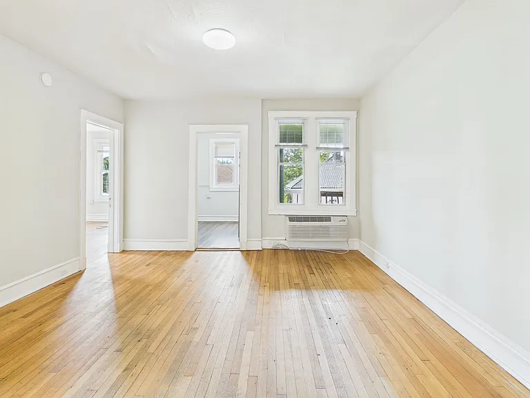 2400 Barton Ave — Photo 26