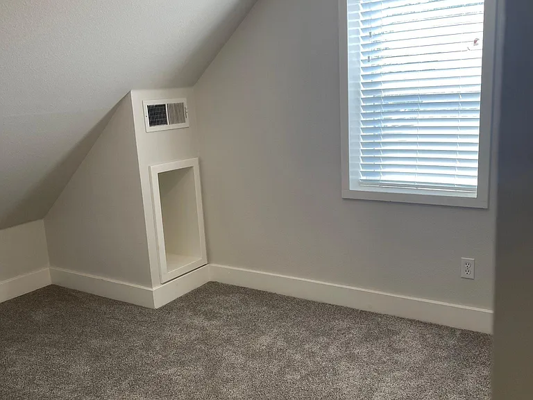 275 E 22nd St — Photo 11