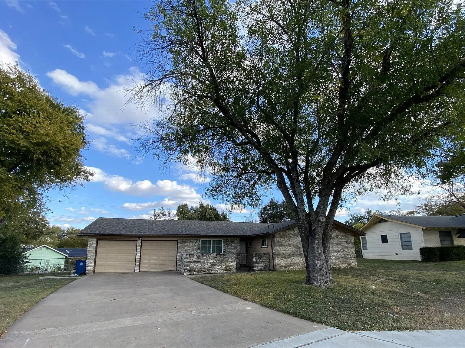 3 bed, 2.0 bath, 1358 sqft, $2,800 — Photo 2