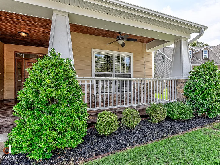 1408 NE Dysart Woods Ln — Photo 3