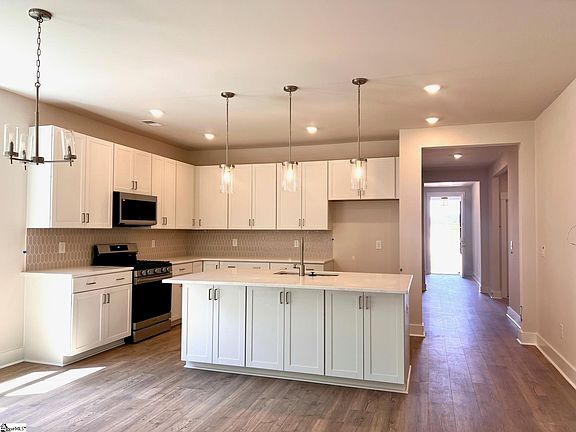 4th image of 130 Tiger Lily Dr
