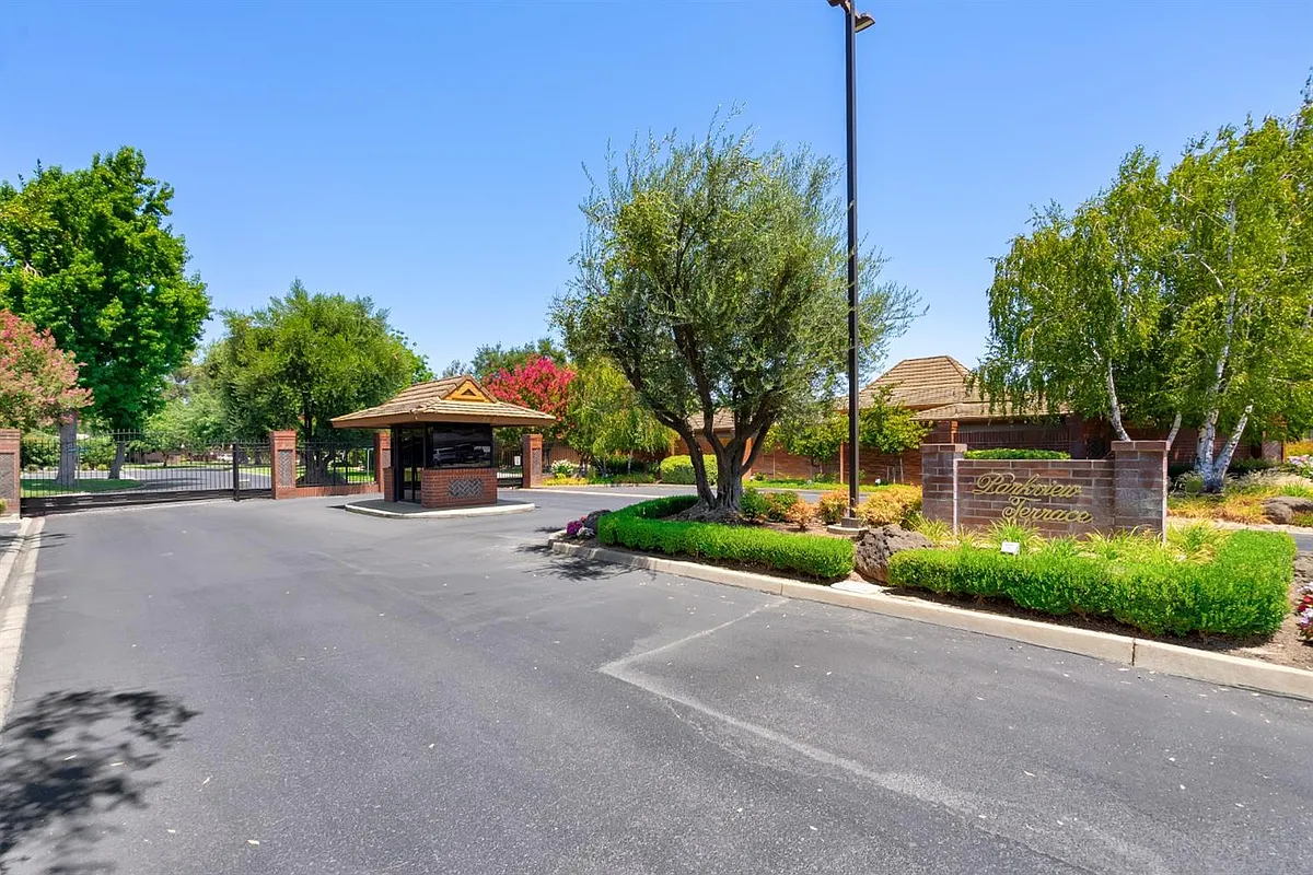 Building Photo - 2573 Central Park Dr