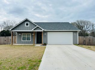 306 Hill St, Smithville, TX 78957