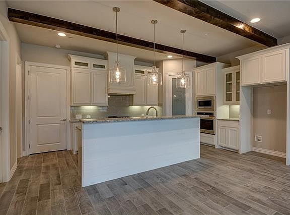 2nd image of 404 Crockett Cir