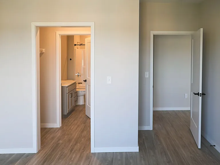 B7 Flats — Photo 112