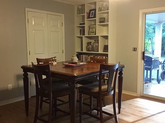 dining-built in bookcase