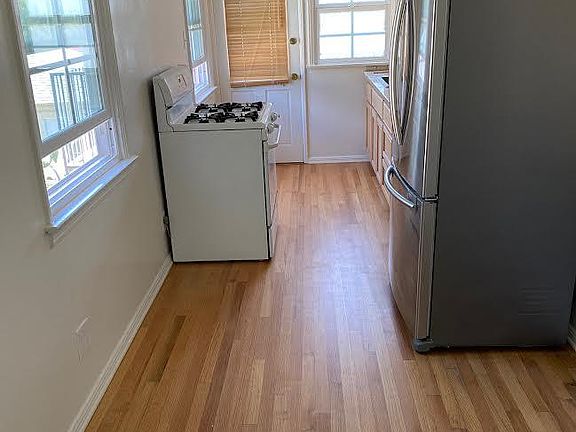 3rd image of 910 E San Antonio Dr #3