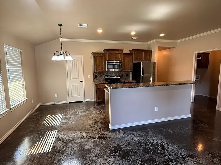 810 Russell Cir — Photo 2
