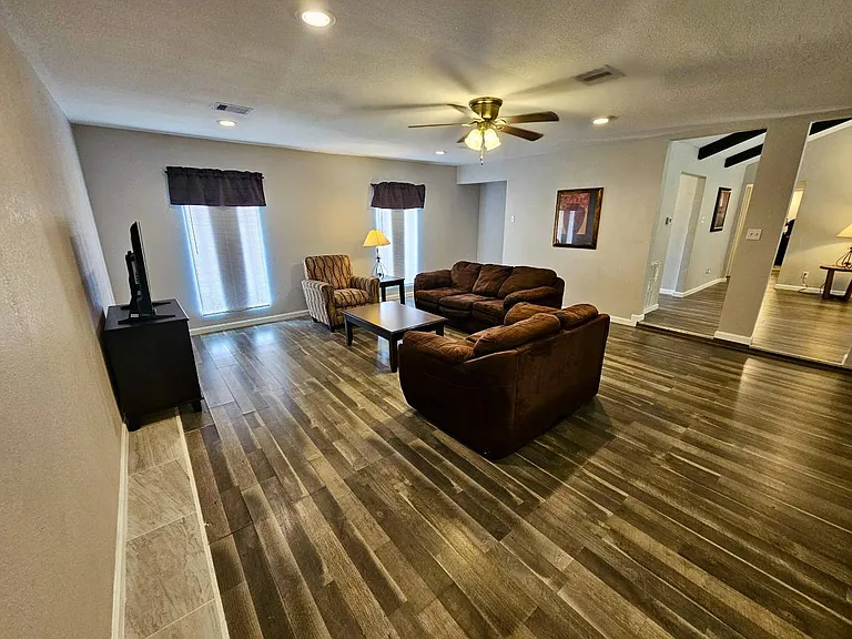 5840 Oleander St — Photo 2