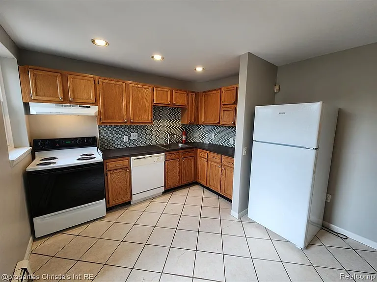 120 Seward St — Photo 8
